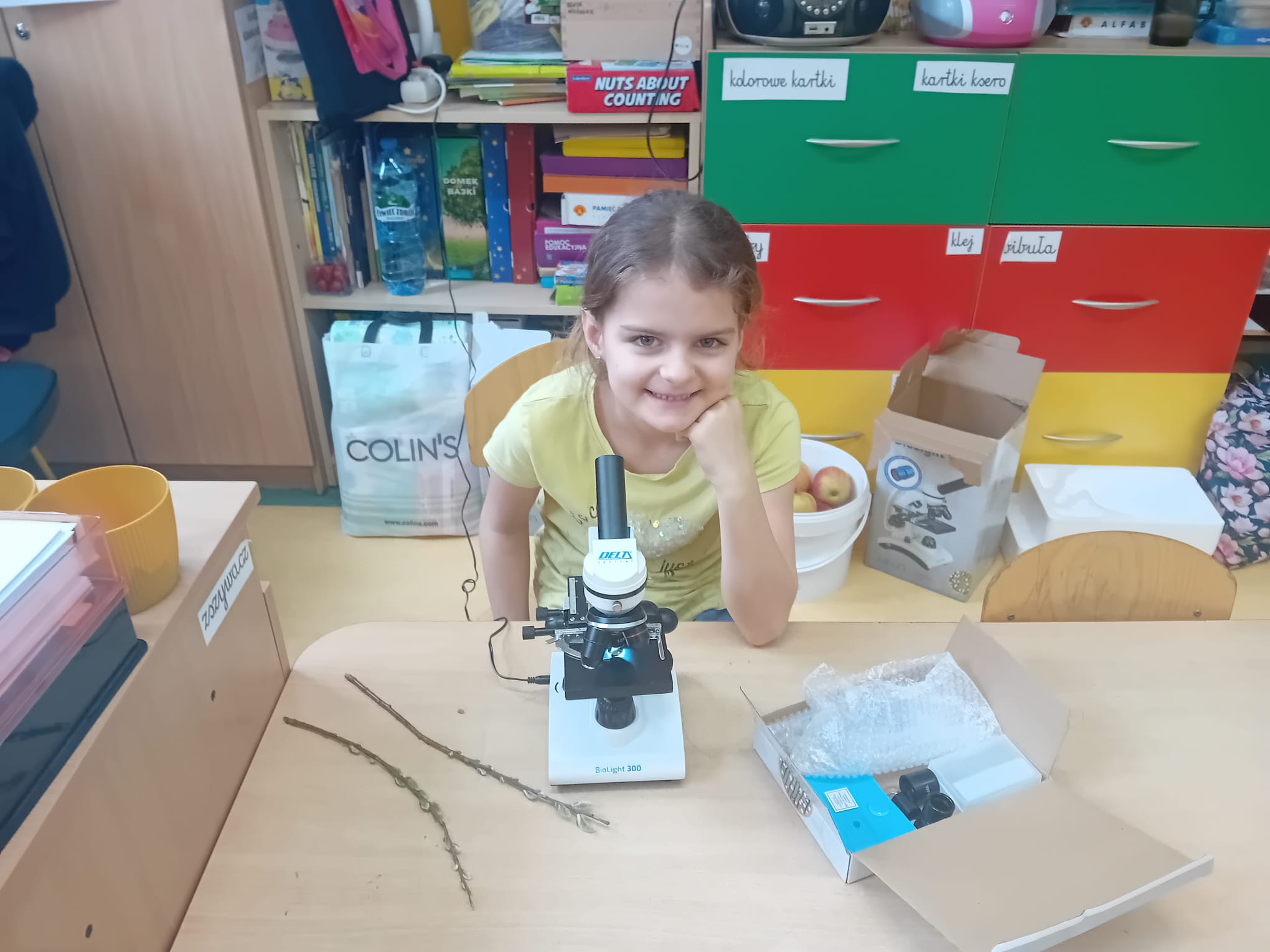 Zdjęcie dziewczynki przy mikroskopie